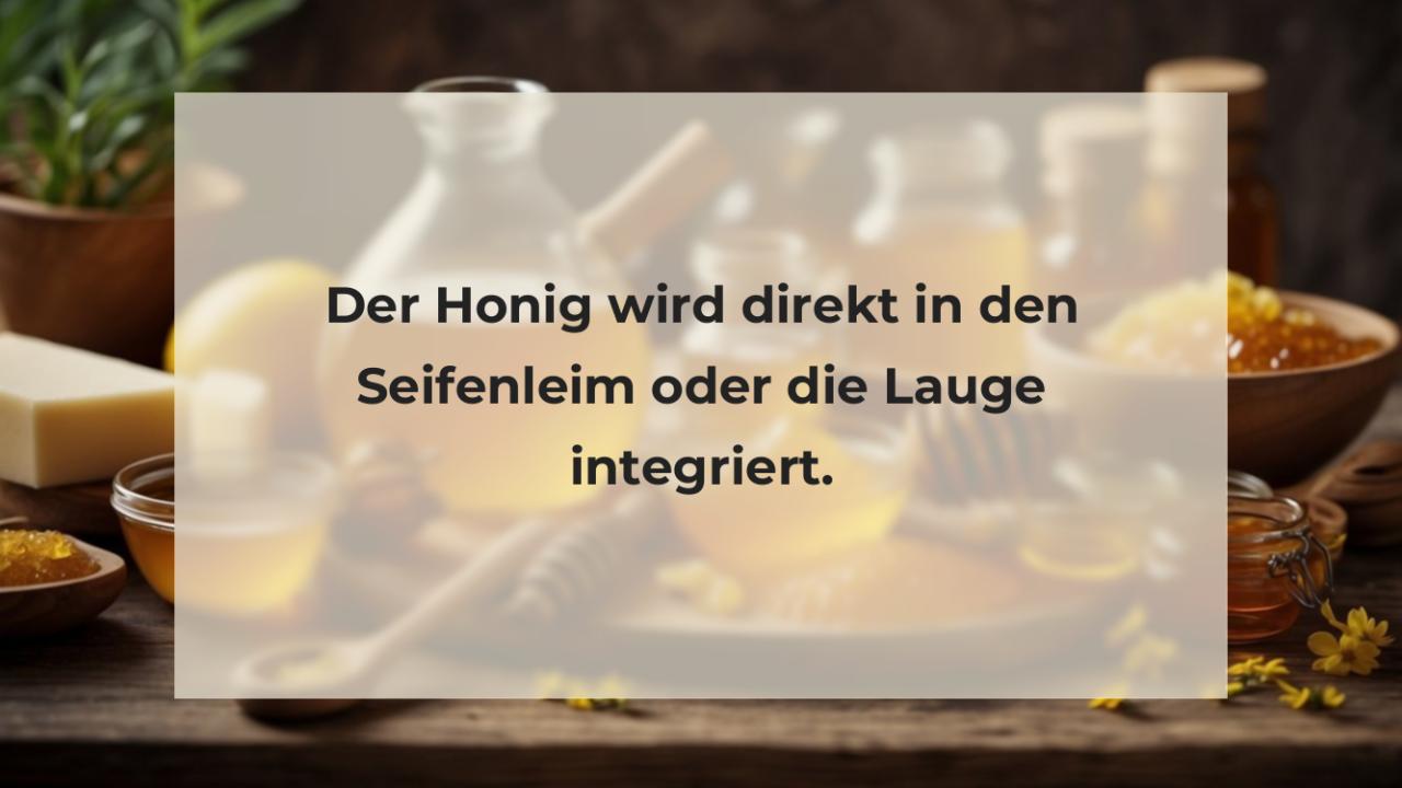 Der Honig wird direkt in den Seifenleim oder die Lauge integriert.